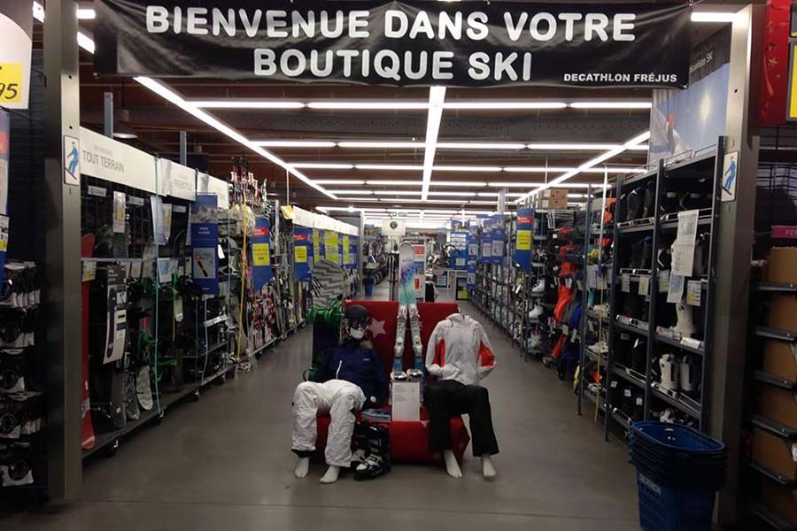 Store Decathlon Fréjus con pavimento in resina Prima Pavimenti — rivestimento epossidico ad alta resistenza all'abrasione e al traffico pedonale intenso per grande distribuzione sportiva, superficie continua facile da pulire e mantenere