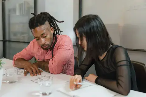 Samen aan de teksten en opbouw van de site werken