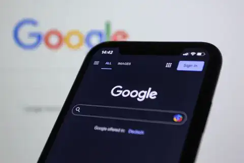 Telefoon met Google, de site is live en vindbaar