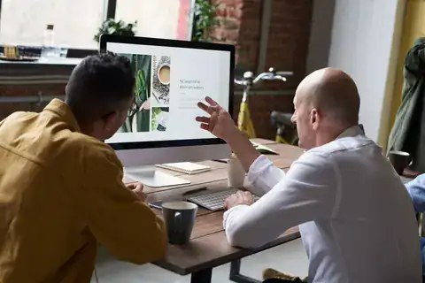 Een homepage-ontwerp samen bekijken op een scherm
