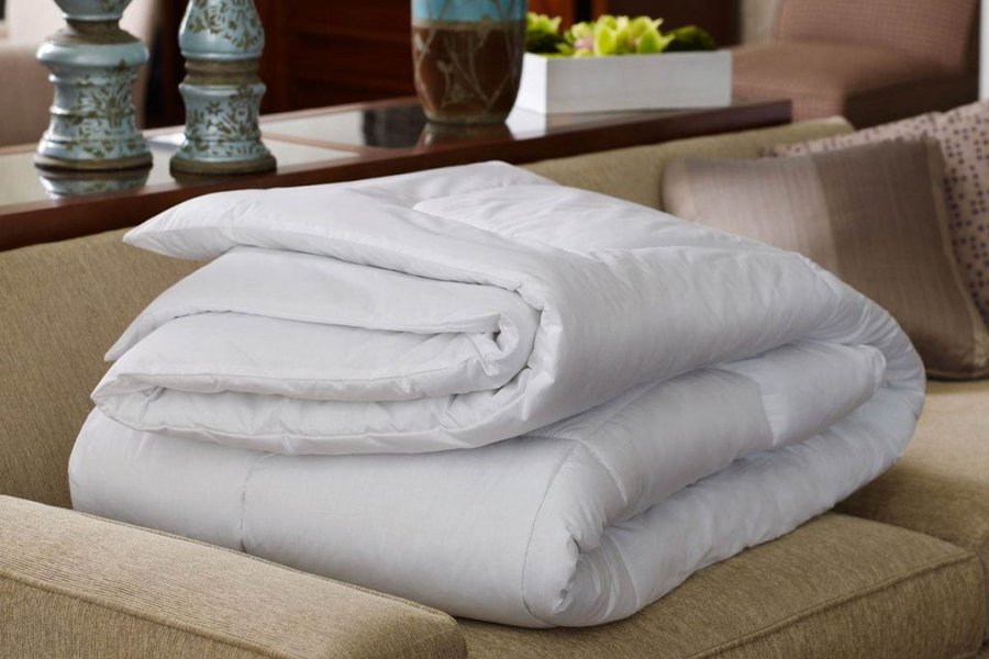 https://sp-ao.shortpixel.ai/client/to_webp,q_glossy,ret_img,w_900,h_600/https://sheetmarket.com/wp-content/uploads/2019/01/Westin-down-alternative-comforter-1024x683.jpg