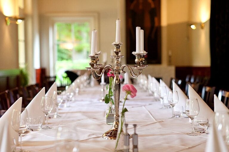 Tafel met zilveren kandelaar
