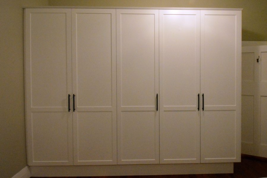KIRRIBILL SHAKER STYLE WARDROBE. A shaker-style wardrobe finished in white poly paint with matt black handles for contrast. This customer was replacing an old wardrobe after they had moved into a new unit. We used pull-down hanging rails for easy access to their clothes as the wardrobe is 2.4m high and all Blum hinges and draw runner to last.