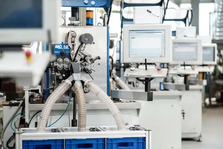 Maschine zum Drahtbiegen - Windemaschine in der Fertigung