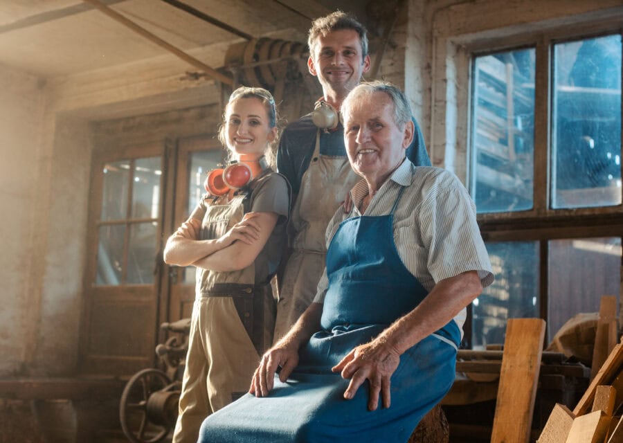 Business di famiglia falegnami che sorridono fieri di essere lavoratori