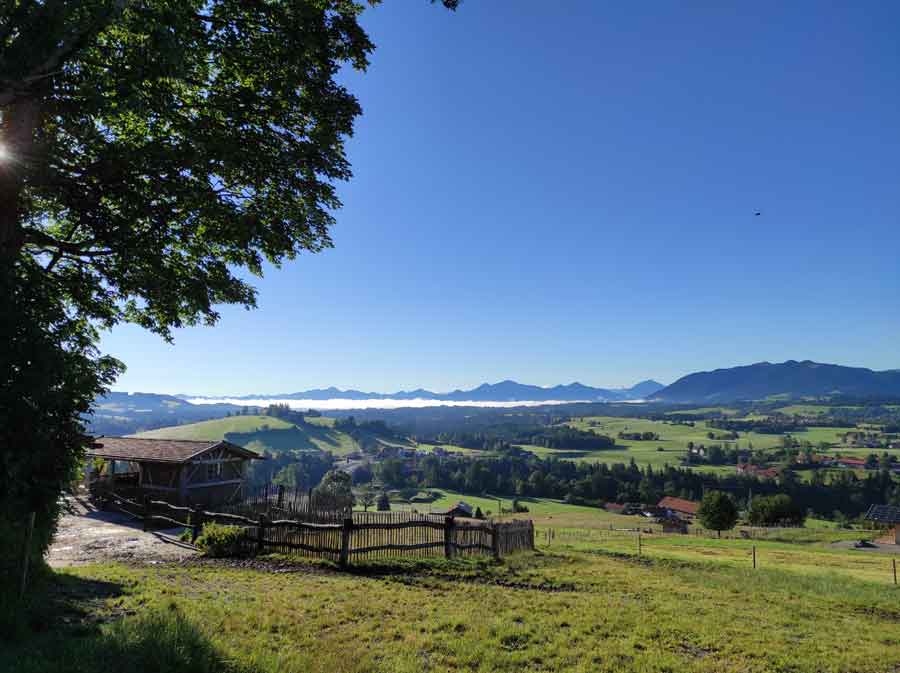 Blick in die Landschaft hinter Rottenbuch. Nebel liegt noch in den Tälern.