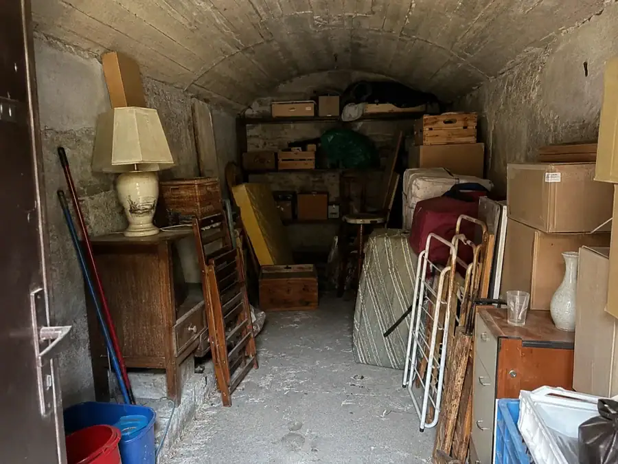 Cave encombrée et sombre avant enlèvement d’objets stockés