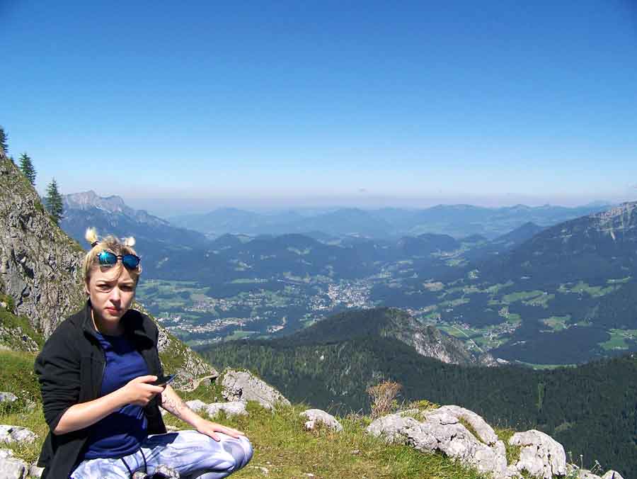 Das "Lottchen" sitzt in der Nähe des Watzmannhauses mit Blick auf das Berchtesgadener Land.