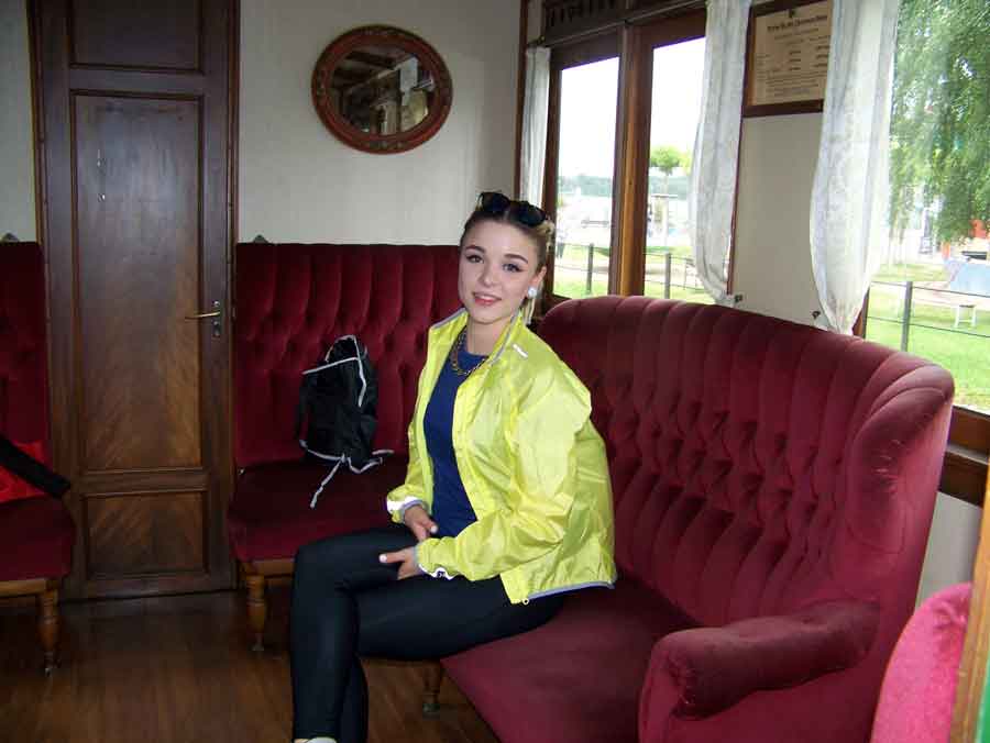 Die 1. Klasse-Abteile in der Chiemseebahn sehen aus wie ein altes Wohnzimmer. Rote Samtsofas dominieren das kleine Abteil. Die 2. Klasse reist mit Holzbänken. Ein toller Auftakt für den Salzalpensteig.