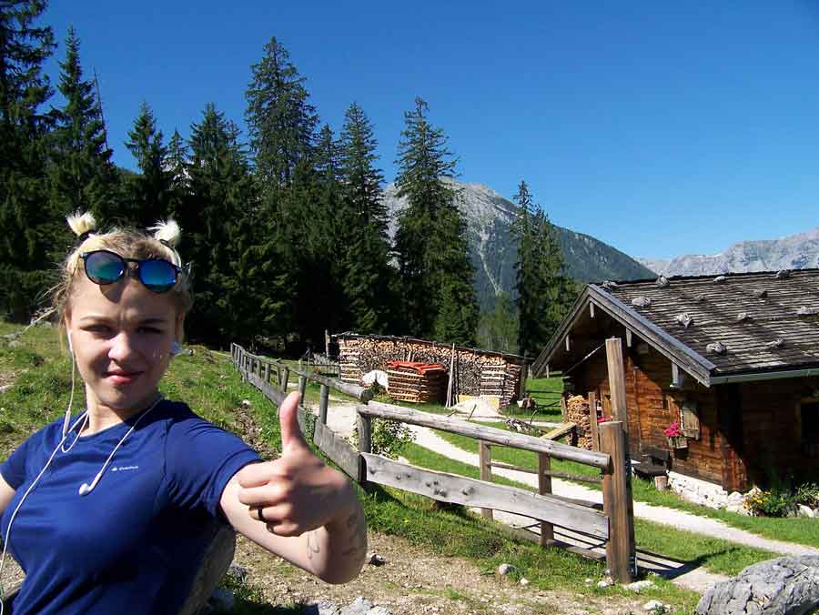 "Lottchen" zeigt Daumen hoch. Ihr gefällt die Wanderung auf den Watzmann.
