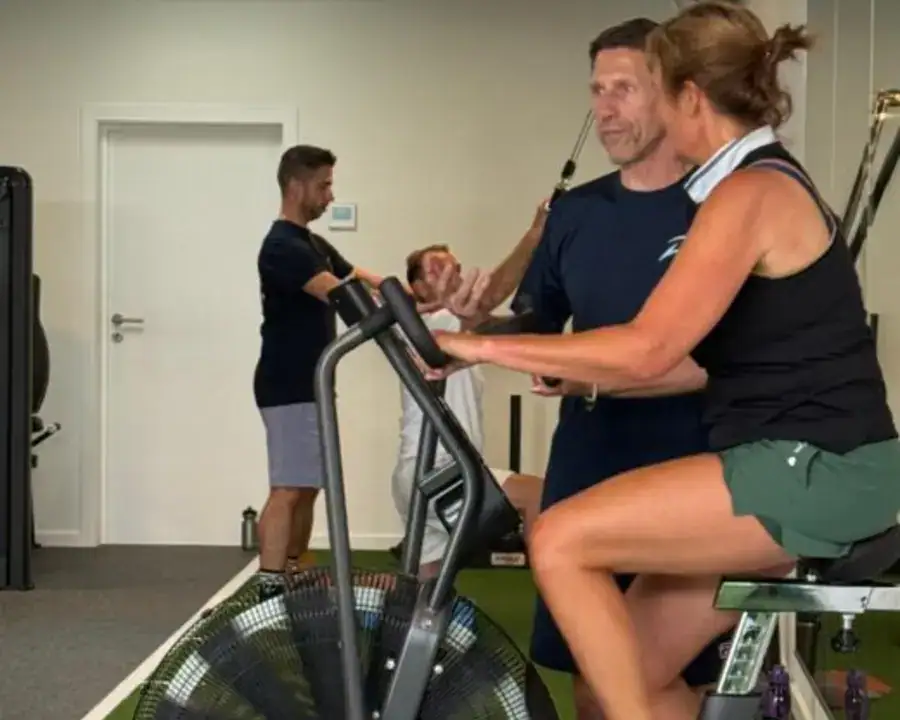 Deelnemers verbeteren hun conditie op de airbike tijdens een Healthy Ageing-les
