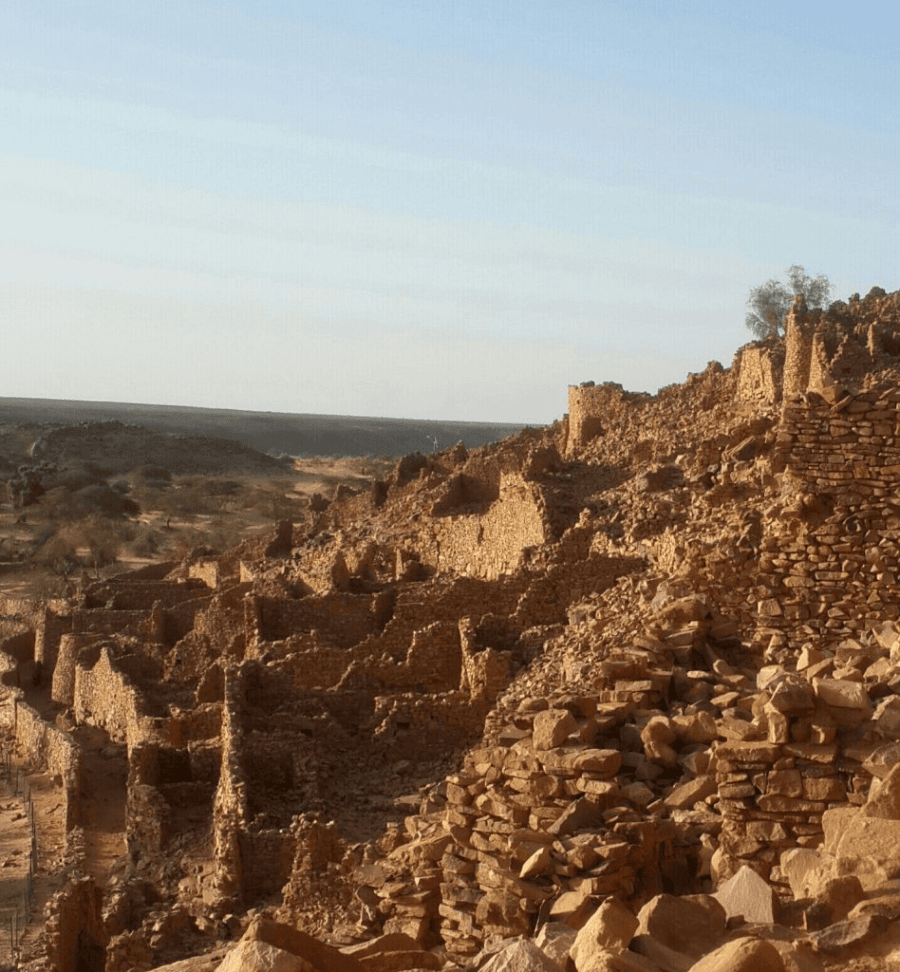 Tour in Mauritania: Ancient architecture of Ouadane, a UNESCO World Heritage Site in Mauritania, showcasing historical buildings and desert landscapes, featured on Mauritania Tours.