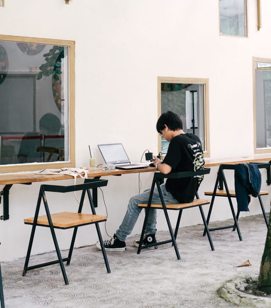 Ragazzo che studia in una postazione all'aperto