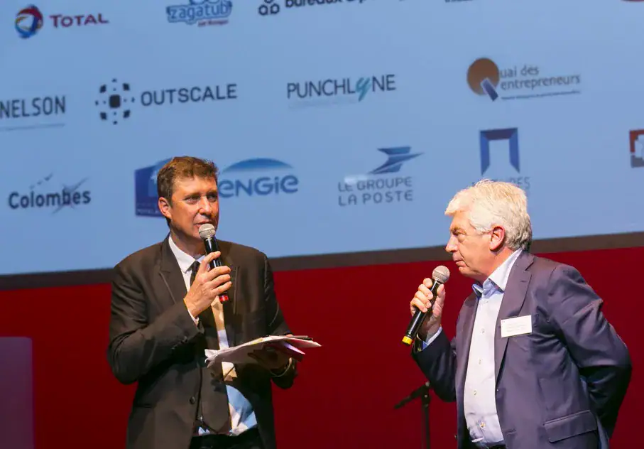 Yann Fernandez présente les intervenants d'une conférence devant un public de professionnels