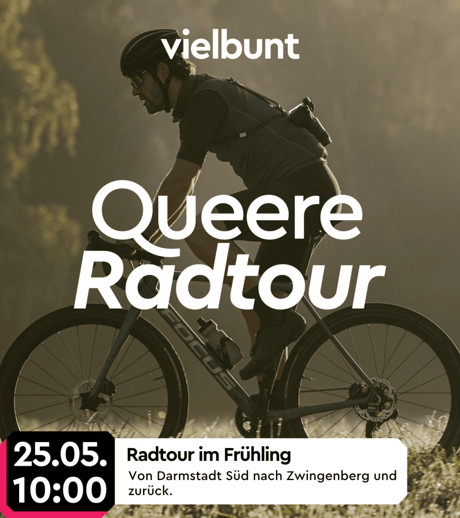 Im Hintergrund eine radfahrende Person auf einer Wiese bei schwachem Sonnenlicht. Verdeckt vom Schriftzug: "Queere Radtour". Unten ein Textband mit dem Datum 25.05. und der Uhrzeit 10:00 Uhr. Daneben Text mit der Überschrift "Radtour im Frühling", darunter "Von Darmstadt Süd nach Zwingenberg und zurück.".