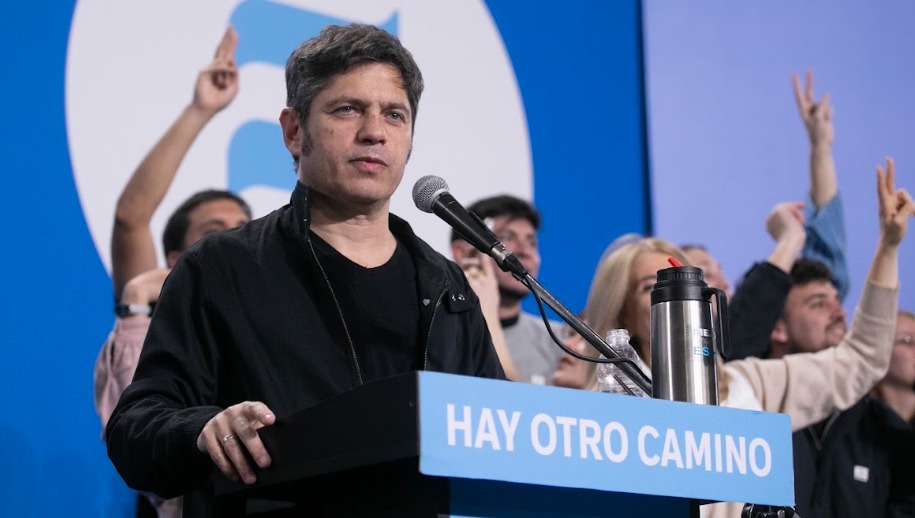 En este momento estás viendo Kicillof encabezó un encuentro con jóvenes del Movimiento Derecho al Futuro