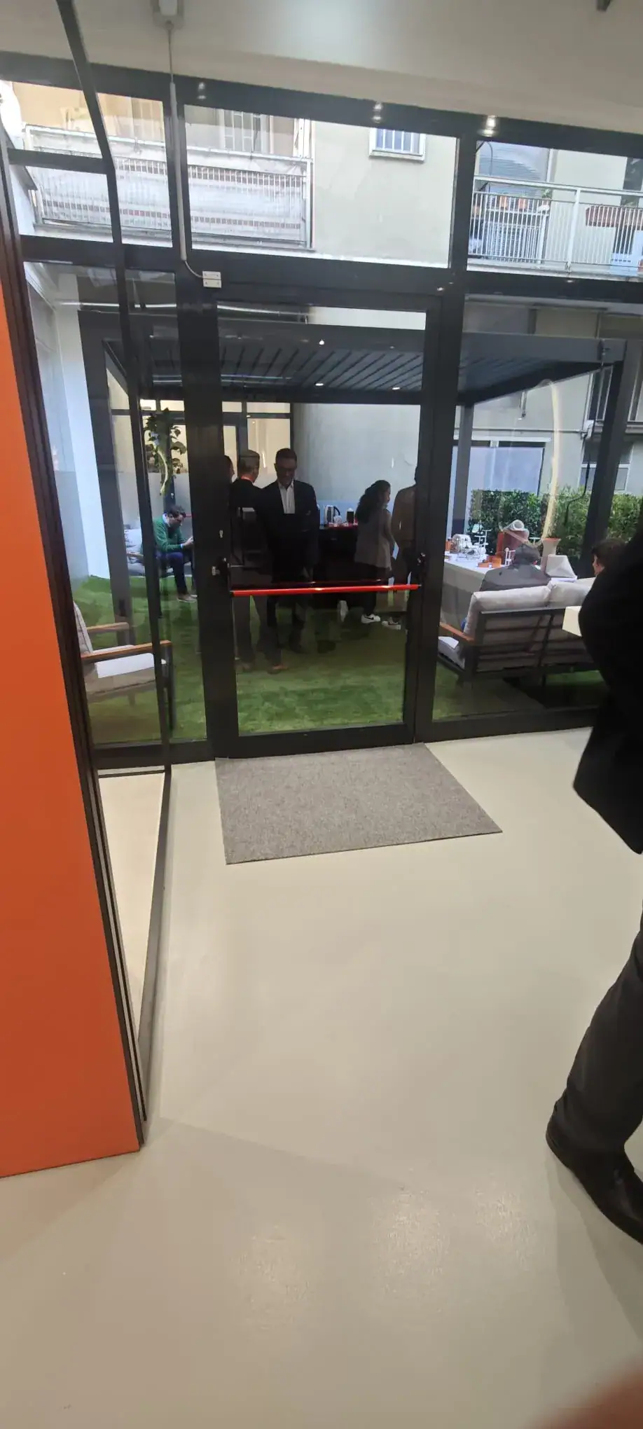 Dettaglio pavimento resina epossidica grigio RAL showroom OBI Milano — massetto epossidico e finitura multistrato