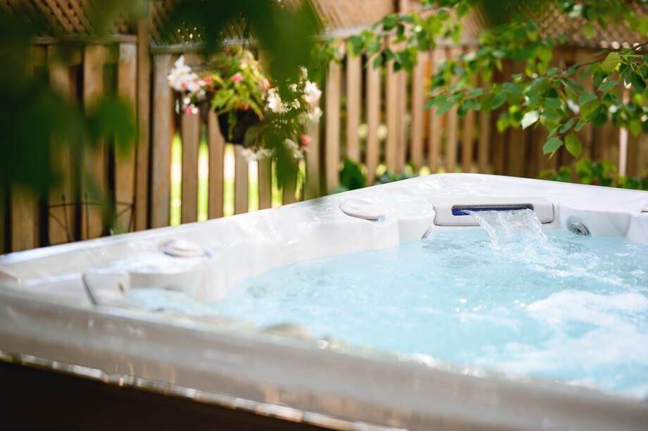 Zoom sur l'eau d'un spa. Cristalline et propre, elle a été bien entretenue et par conséquent désinfectée avec un produit comme le chlore ou le brome.