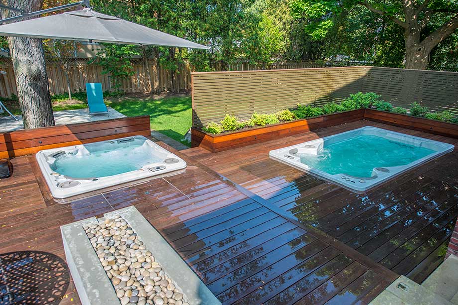 Spa de nage encastré dans une terrasse à bois, à quelques mètres d'un spa traditionnel 