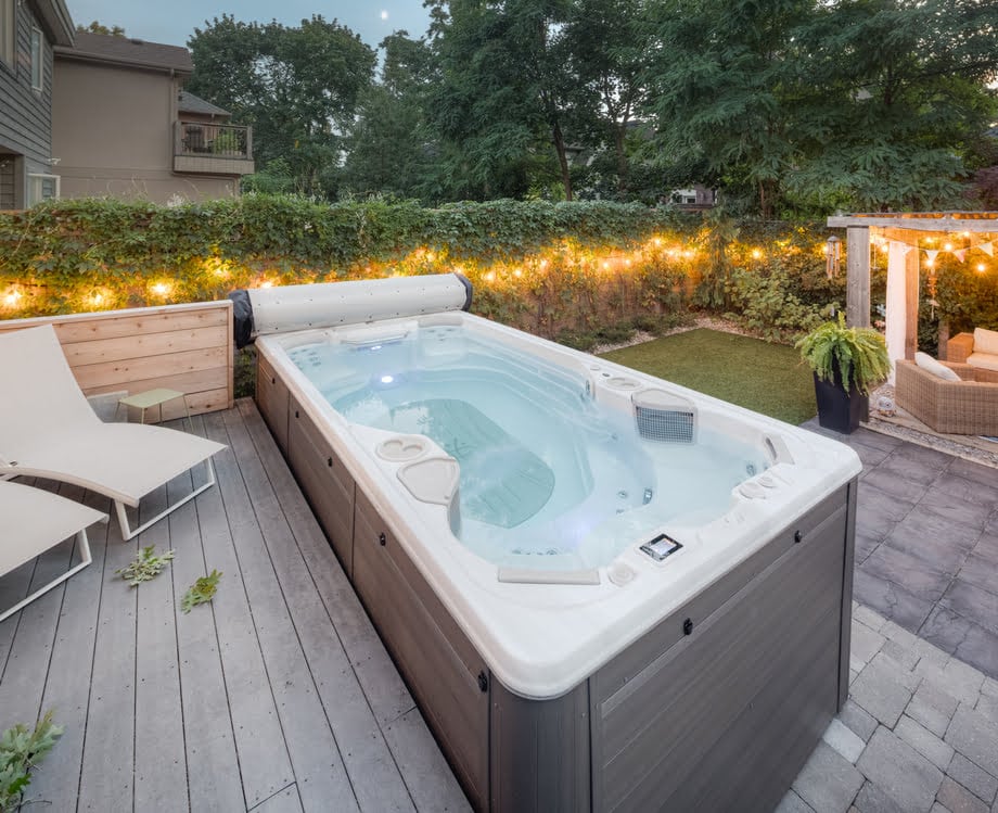Un spa de nage est installé sur une terrasse. 