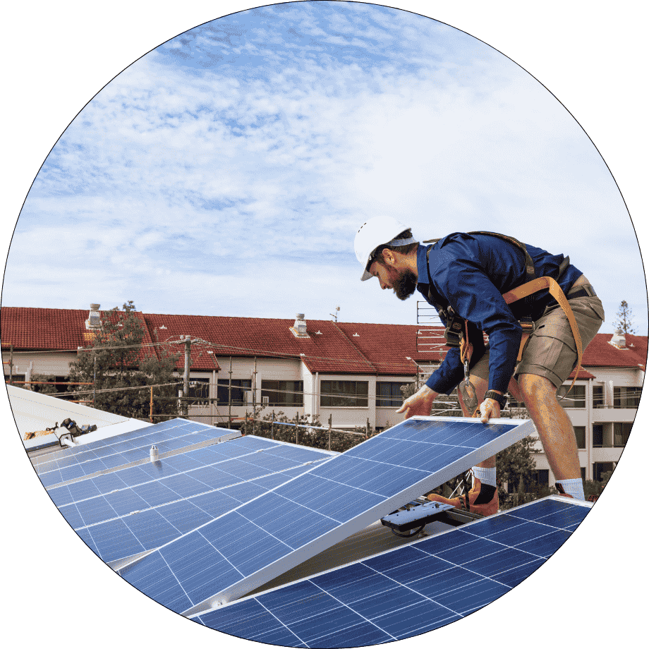 Operario en una instalación de paneles solares fotovoltaicos para colectiva