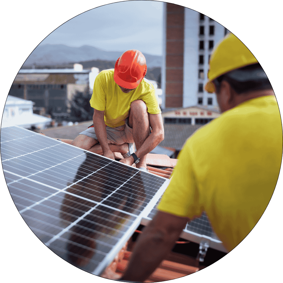 Operarios haciendo mantenimiento en una instalación de paneles solares fotovoltaicos para industria
