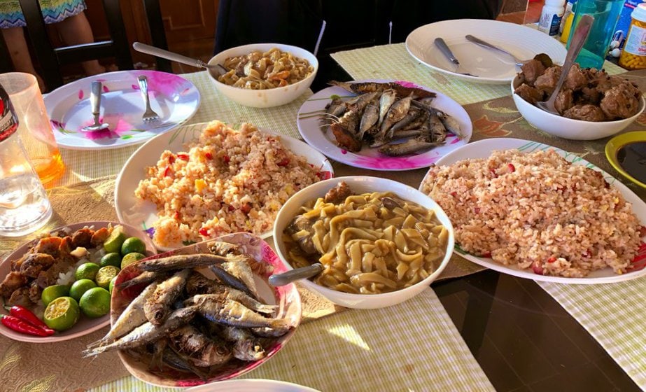 How Is a Filipino Breakfast Table Set Up?