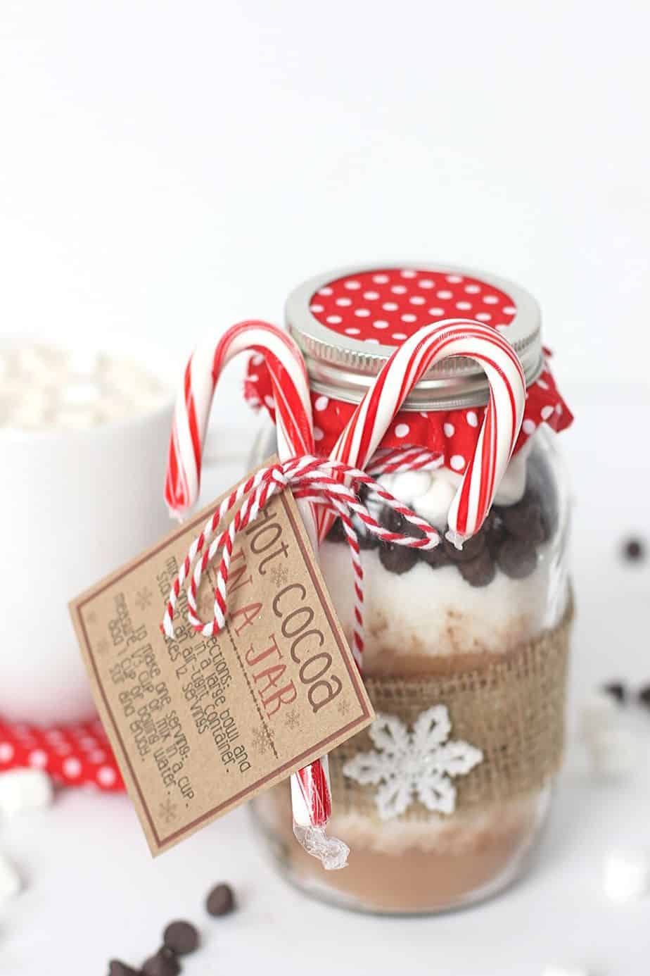 Hot Cocoa In A Jar is a perfect warm-up gift to make this holiday season. This mason jar gift is easy to create and delicious to drink.