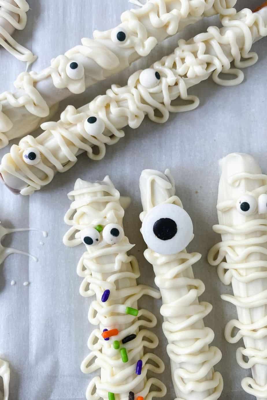 how to make Mummy Pretzels for Halloween 