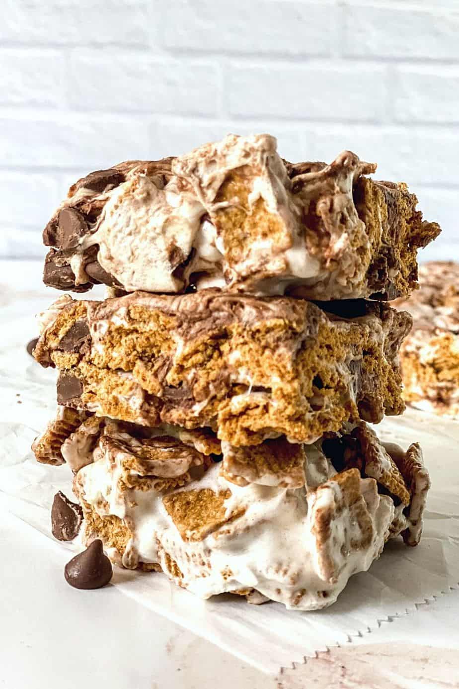 If you love making s'mores by the campfire, then you will love this easy s'mores bars recipe. These tasty and sweet S’mores Treat Bars are easy to make and perfect for a grab-and-go treat. These homemade cereal bars are a perfect snack recipe the family will love. This bar recipe is an easy no-bake dessert for parties and potlucks too.