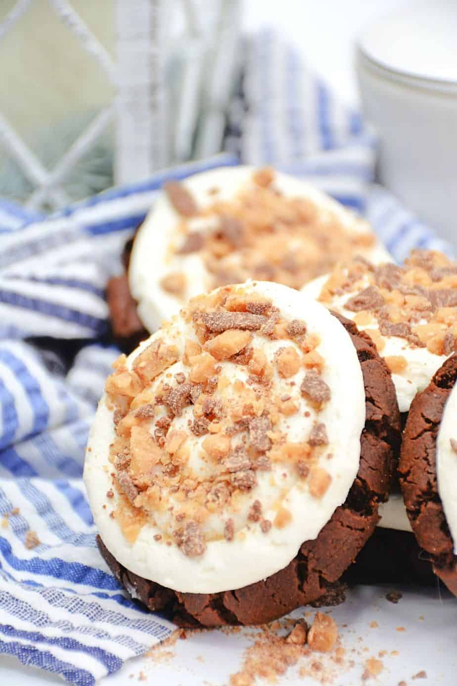 In the mood for some tasty cookies? Then try making these amazing copycat Crumbl Heath Bar Cookies! Homemade cookies are the best! If you’re a fan of Heath Bars, you need to try these incredible Crumbl Heath Bar Cookies. You can easily prepare them with sweet cream butter, vanilla extract, and a few extras.