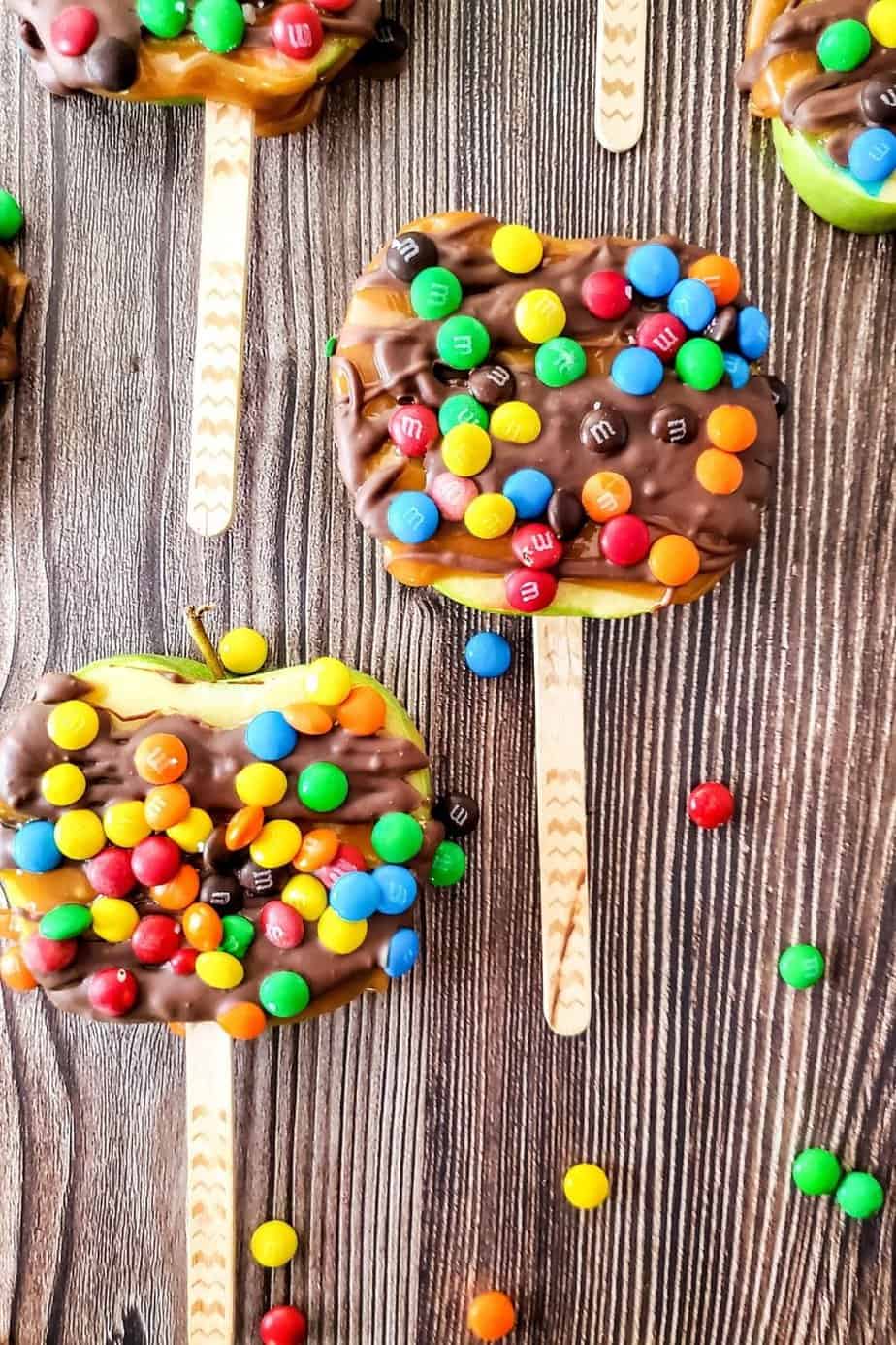 Make the perfect healthy, fall-themed treat with these tasty M&Ms Caramel Apple Slices. They’re sweet, decadent, and full of great flavor.