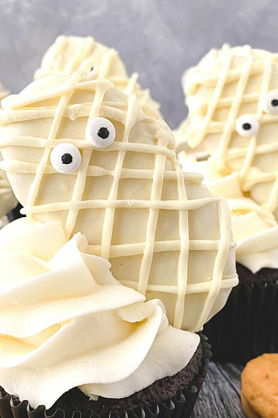 Looking for the perfect spooky treat to prepare for your kiddos this Halloween? Try these tasty and fun Mummy Cupcakes! This ghoulish Halloween cupcake recipe is spooktacular.