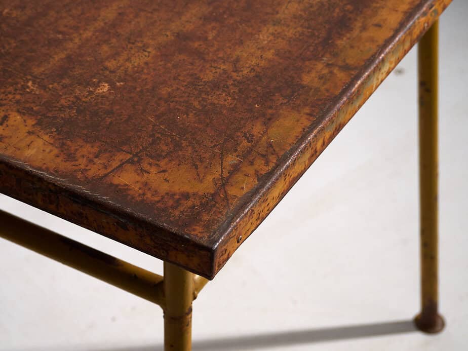 Mesa de exterior antigua de color ocre (c.1920) #3