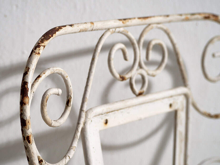 Sillas de exterior antiguas de color blanco (c.1920). Conjunto de 4 piezas