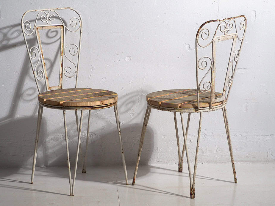 Sillas de exterior antiguas de color blanco (c.1920). Conjunto de 4 piezas