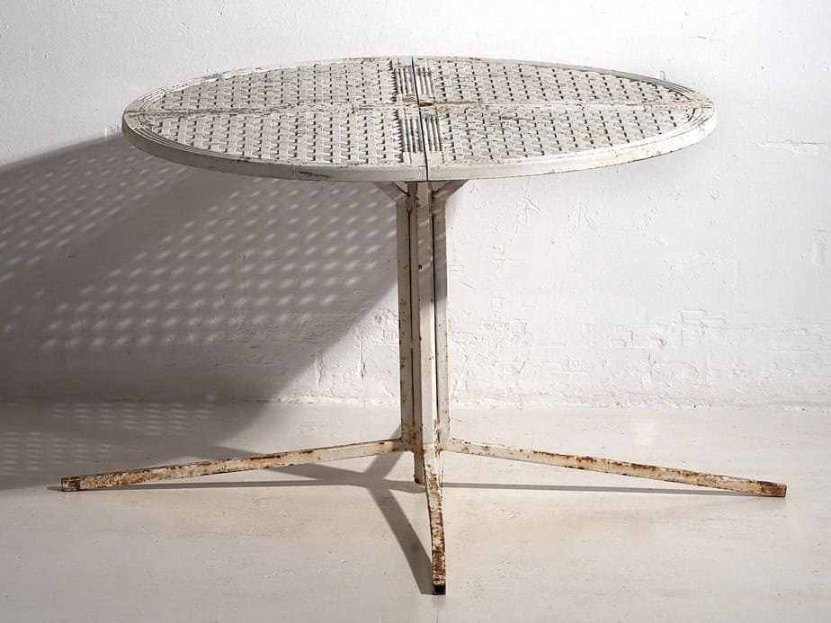 Antigua mesa redonda blanca para exterior (c.1930)