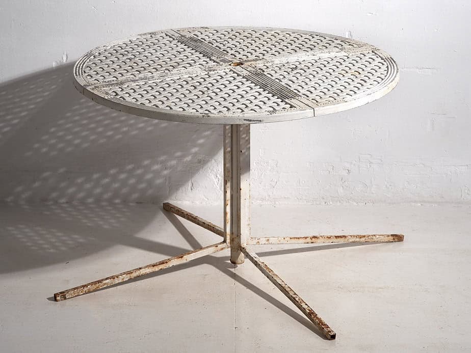 Antigua mesa redonda blanca para exterior (c.1930)