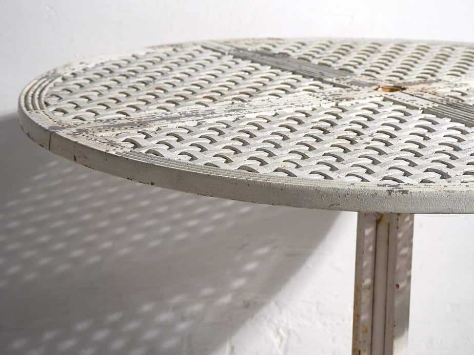 Antigua mesa redonda blanca para exterior (c.1930)