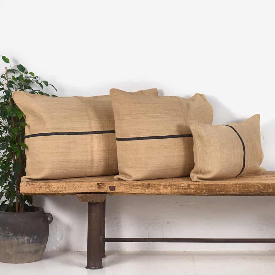 Coussin en lin ancien à rayures noires