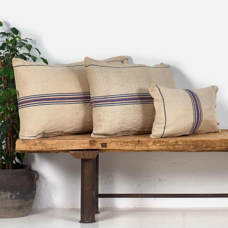 Coussin ancien en lin à rayures bleues et rouges