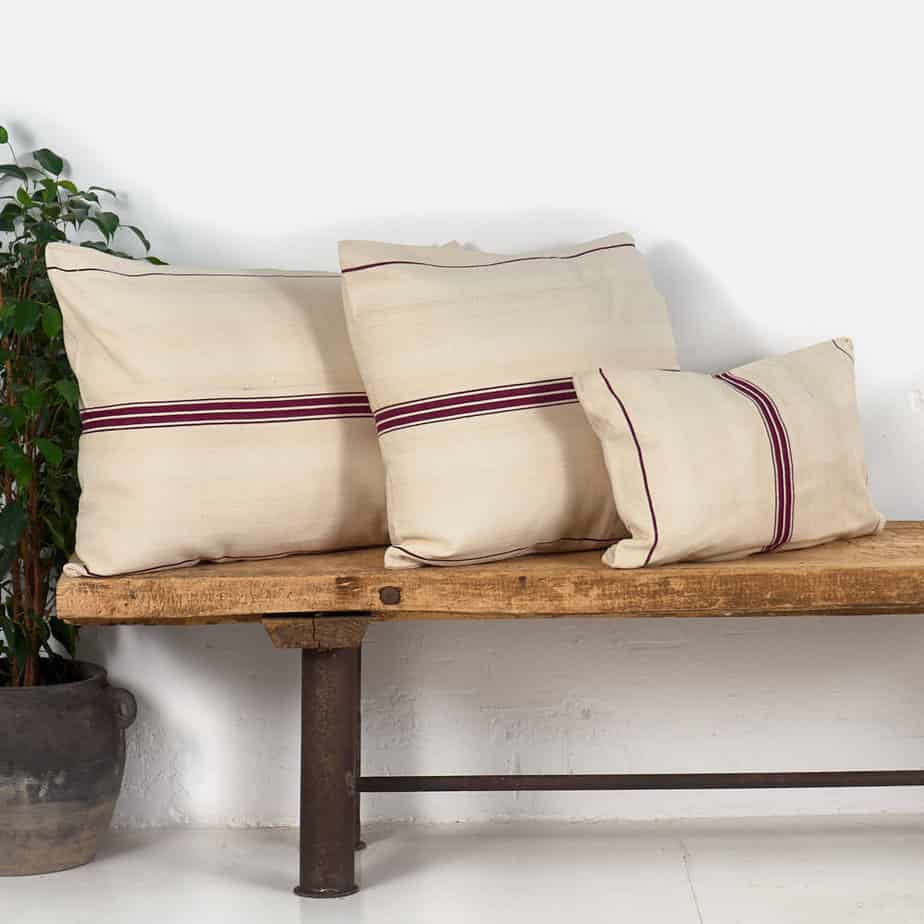 Coussin ancien en lin à rayures rouges