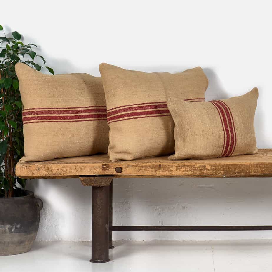 Coussin en lin naturel à rayures rouges