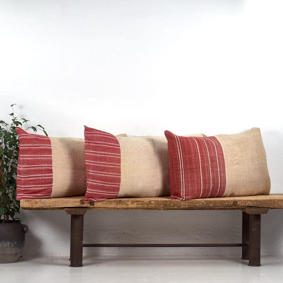 Coussin en lin ancien à rayures rouges
