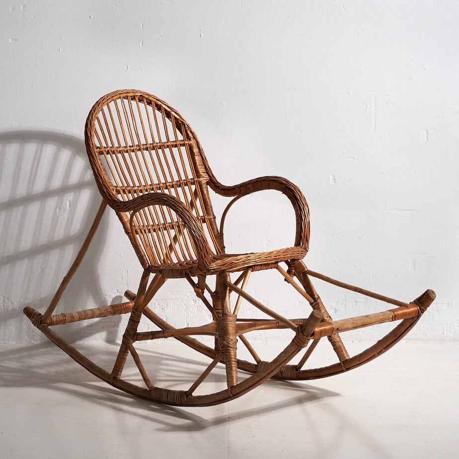 Silla mecedora antigua de mimbre (c.1920)