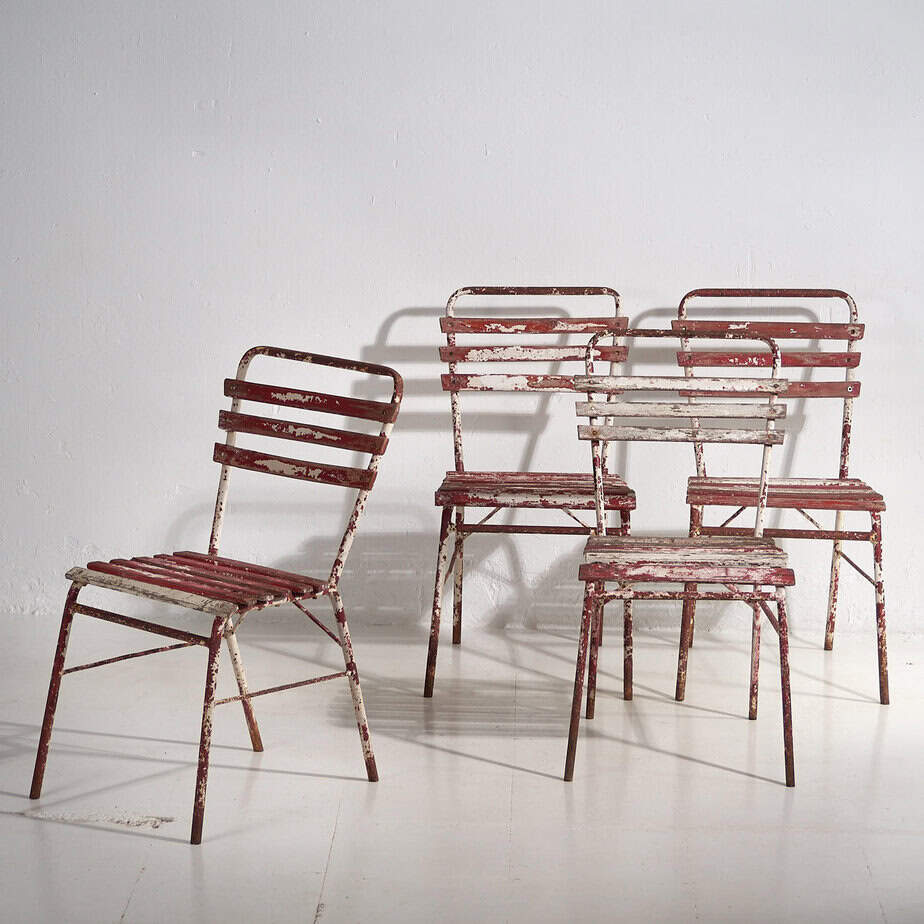 Anciennes chaises de terrasse rouges et blanches (vers 1920). Ensemble de 4 pièces