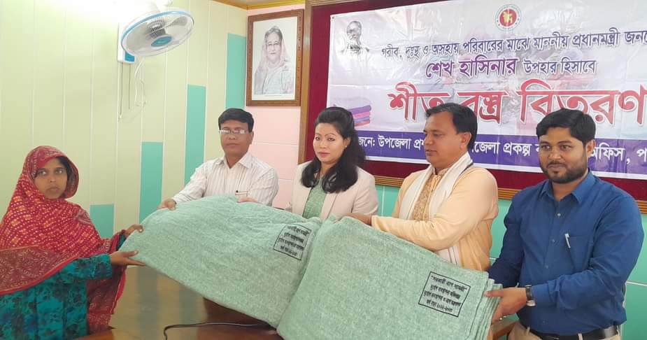 পবায় বালিয়াডাঙ্গা যুব উন্নয়ন ক্লাবের সদস্যদের মাঝে প্রধানমন্ত্রী’র উপহার শীত বস্ত্র বিতরণ