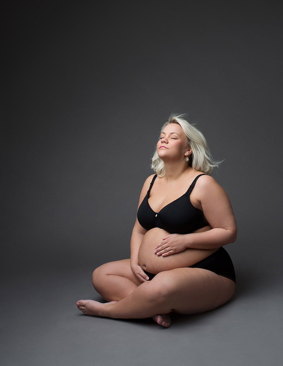 Elegant gravidfotografering av kvinne med gravid mage i studio, komfortabel og selvsikker gravid kvinne, flott gravidfotoshoot, profesjonell gravidfotograf i Norge, unike gravidbilder, gravidfotografering kurs.