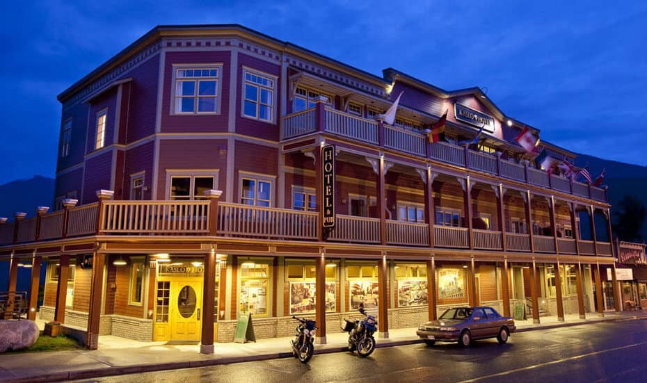 Kaslo Hotel nightime pic to see it in the dark