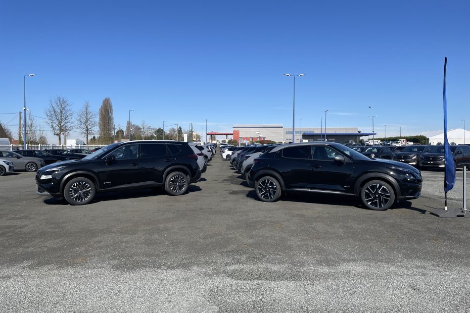Alignement de plusieurs véhicules Nissan Juke et Xtrail hybrides sur le parc Glinche Automobiles
